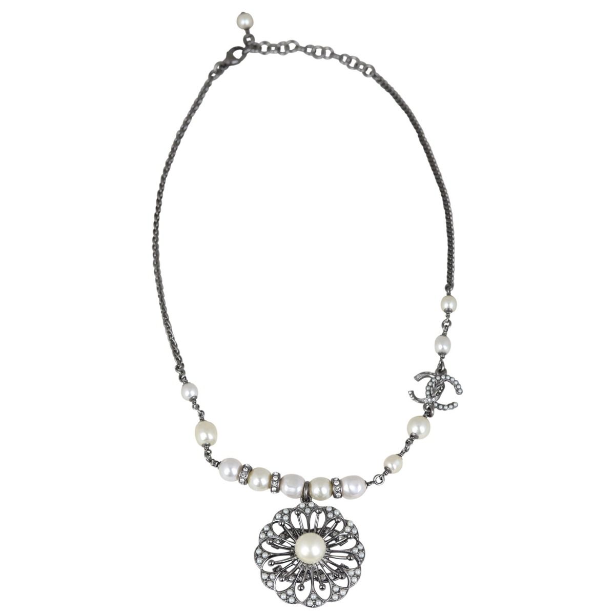 Chanel flower pearl necklace top