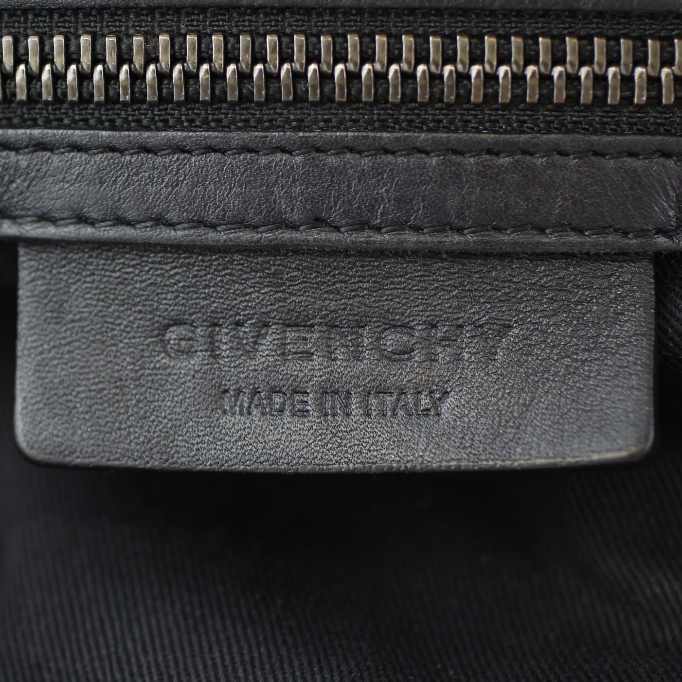 大人も着やすいシンプルファッション Givenchy Large Pandora ジャケット・アウター