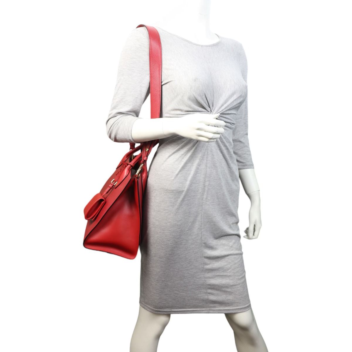 ハンドバッグ PRADA | Prada Monochrome medium Saffiano bag Prada // Monochrome Saffiano Medium Handbag – VSP Consignment