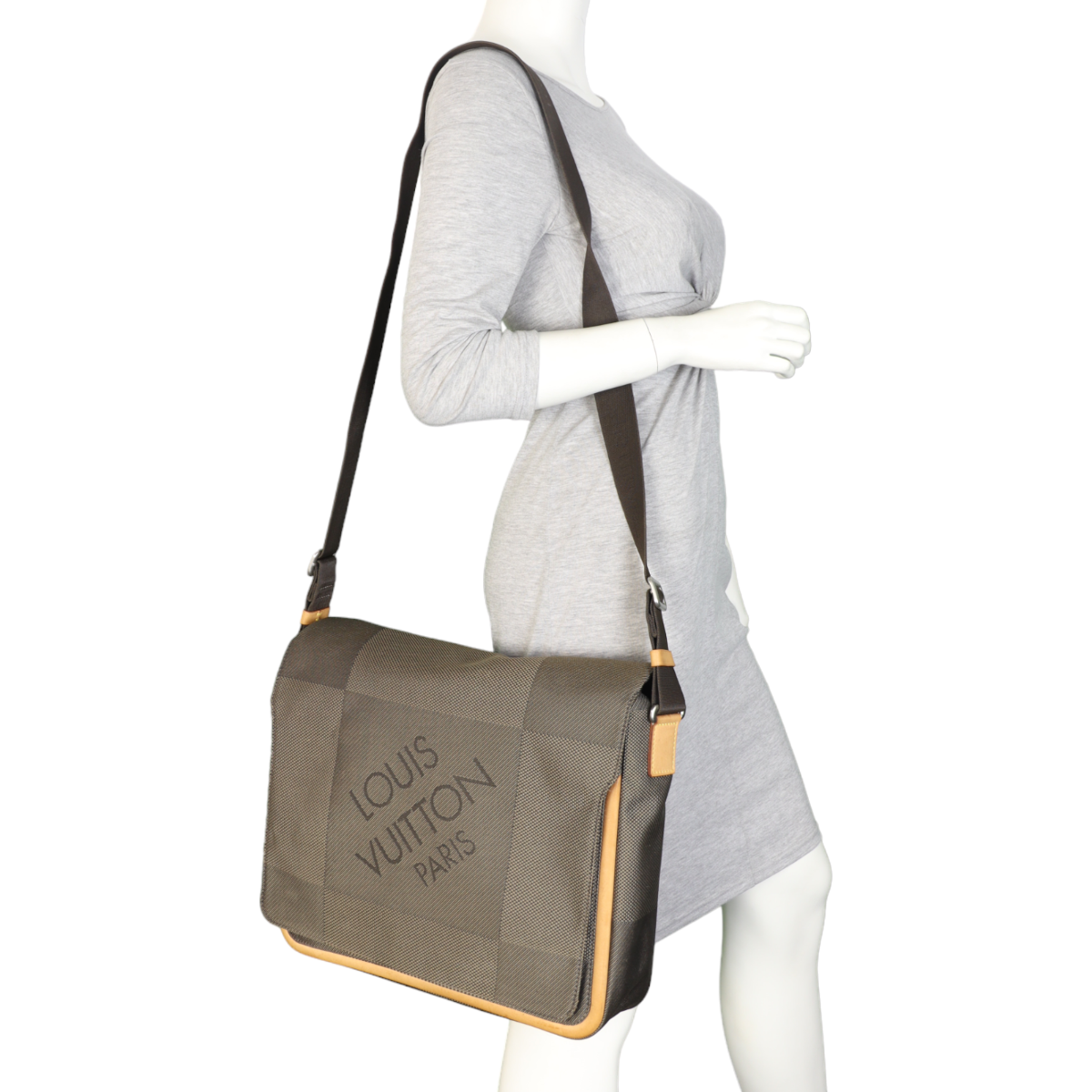 Sold at Auction: Louis Vuitton Damier Geant Messenger Bag